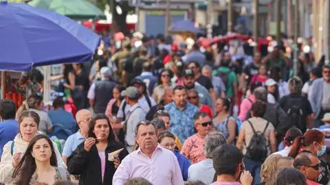INE revela el año exacto en que la población de Chile comenzará a disminuir