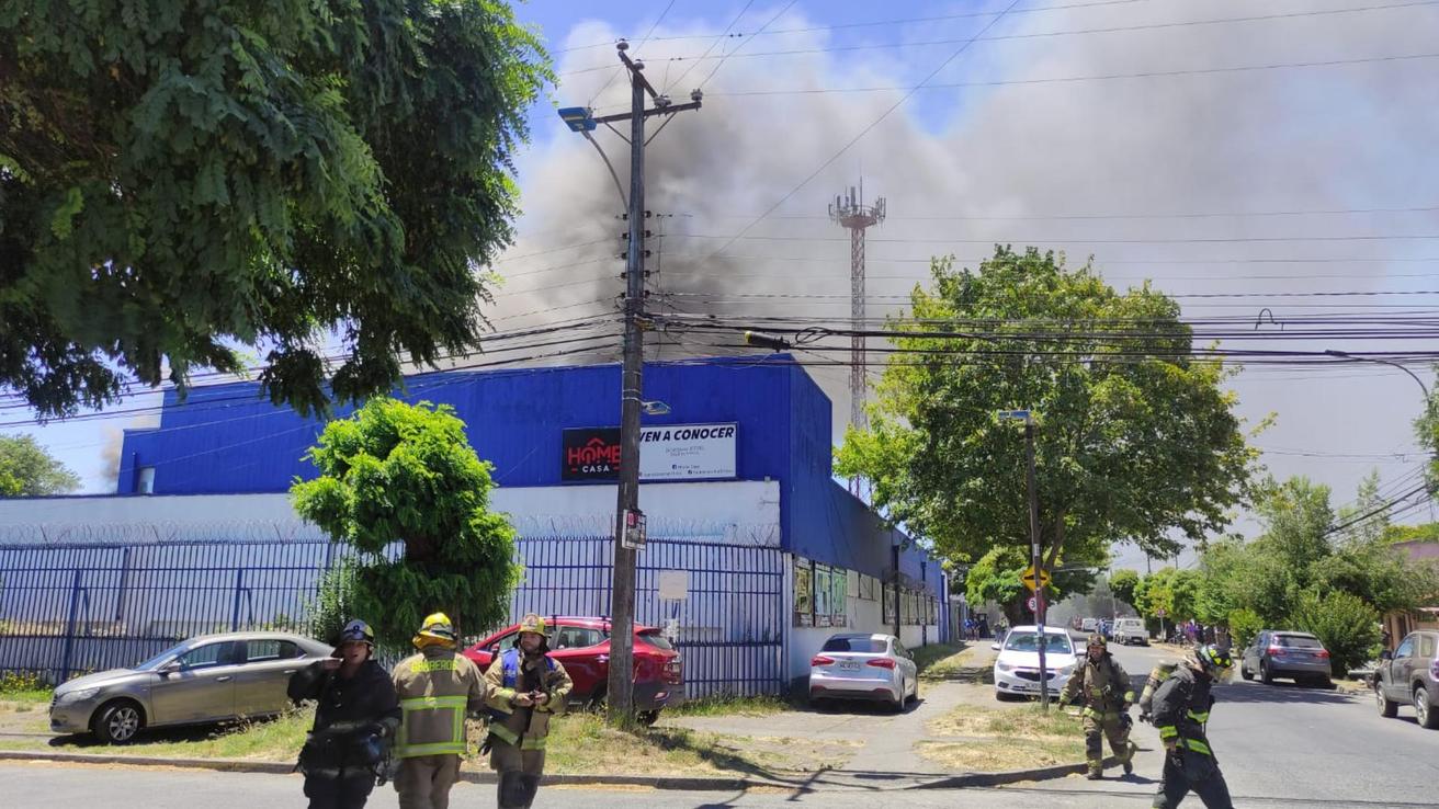 Incendio afectó a automotora en el Barrio Norte de Concepción