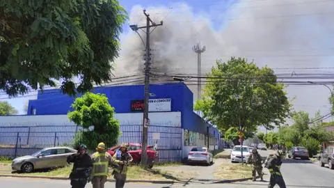 Incendio afectó a automotora en el Barrio Norte de Concepción