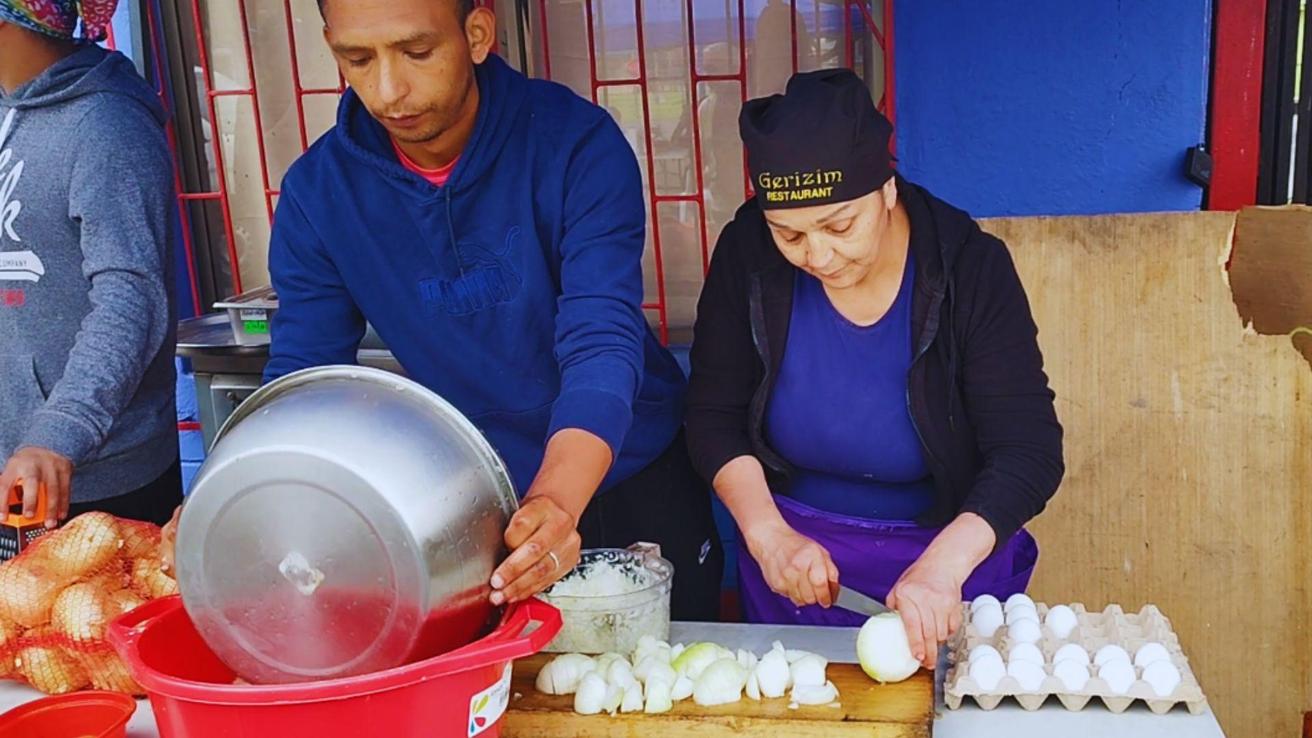 Solidaridad en Lirquén: restaurantes y ONG entregan más de 500 almuerzos diarios para damnificados y voluntarios tras los incendios