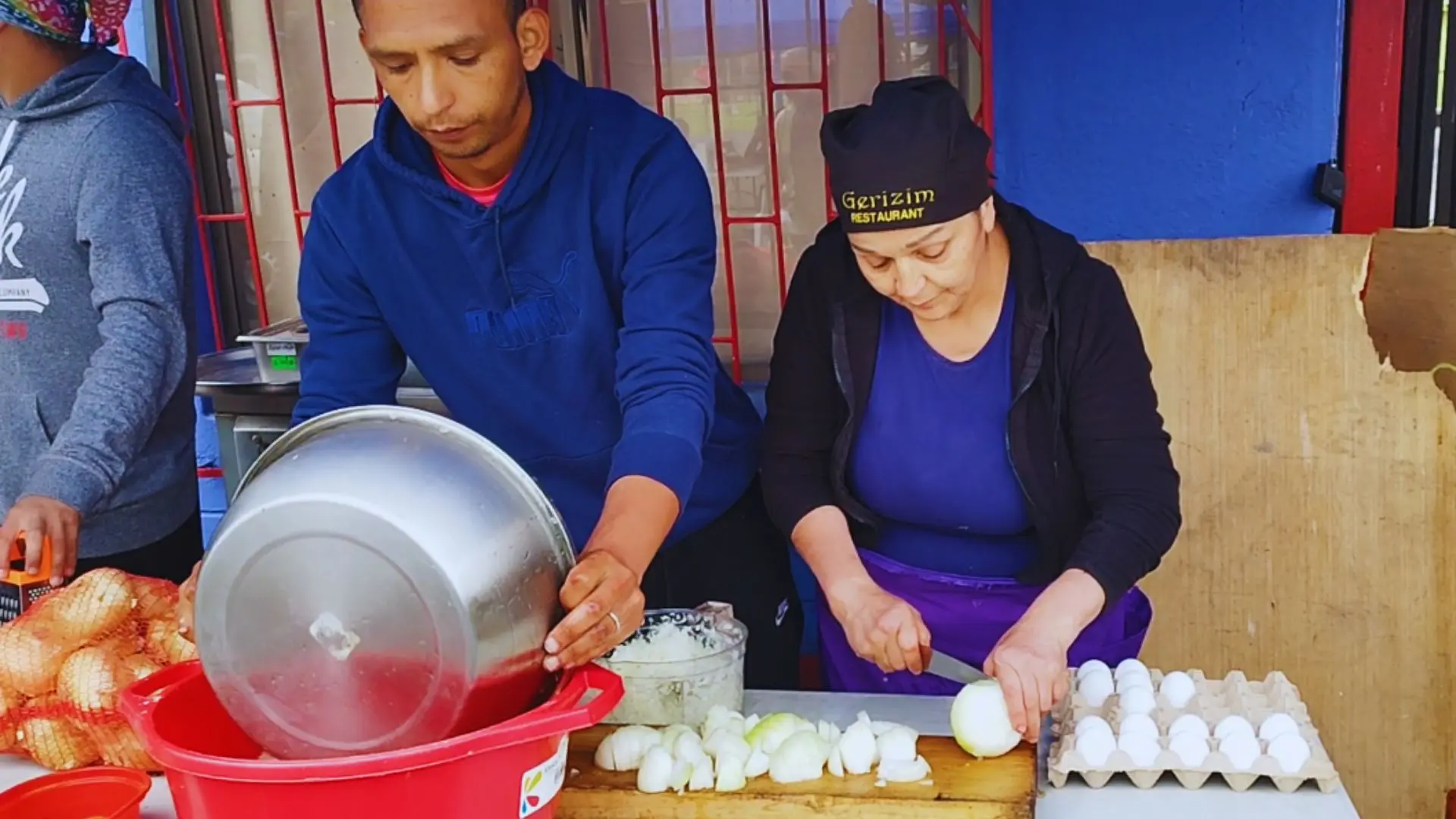 Solidaridad en Lirquén: restaurantes y ONG entregan más de 500 almuerzos diarios para damnificados y voluntarios tras los incendios