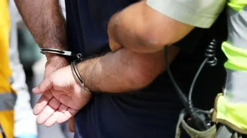 Sin licencia, revisión falsa y 36 millones en multas: El insólito caso de conductor detenido en Estación Central
