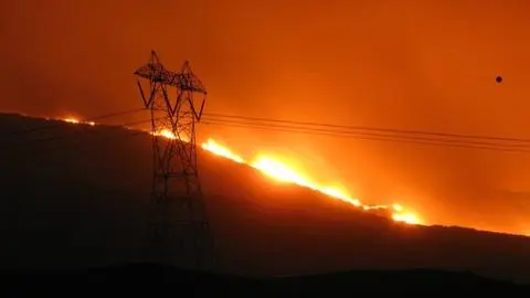 Suministro eléctrico se ve afectado por incendios forestales: CGE informa daños en infraestructura del Biobío