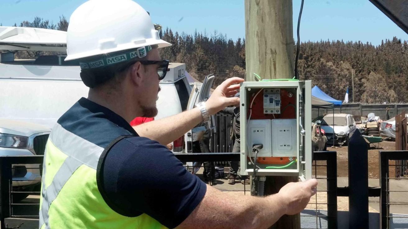 CGE avanza en conexión de clientes en “zona cero” de incendios forestales en la región del Biobío