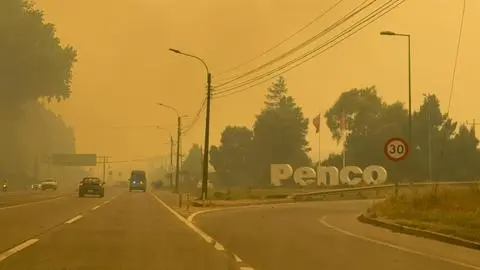 Solicitan evacuar cinco sectores de Penco por incendios forestales