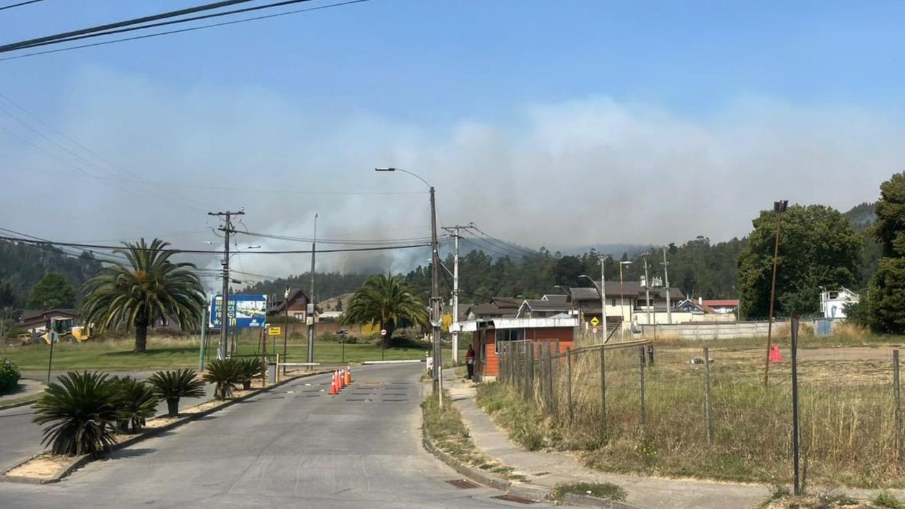 Evacuaciones por incendios forestales generan congestión en la Ruta 150: vecinos de Villa Concepción retiran objetos desde sus casas