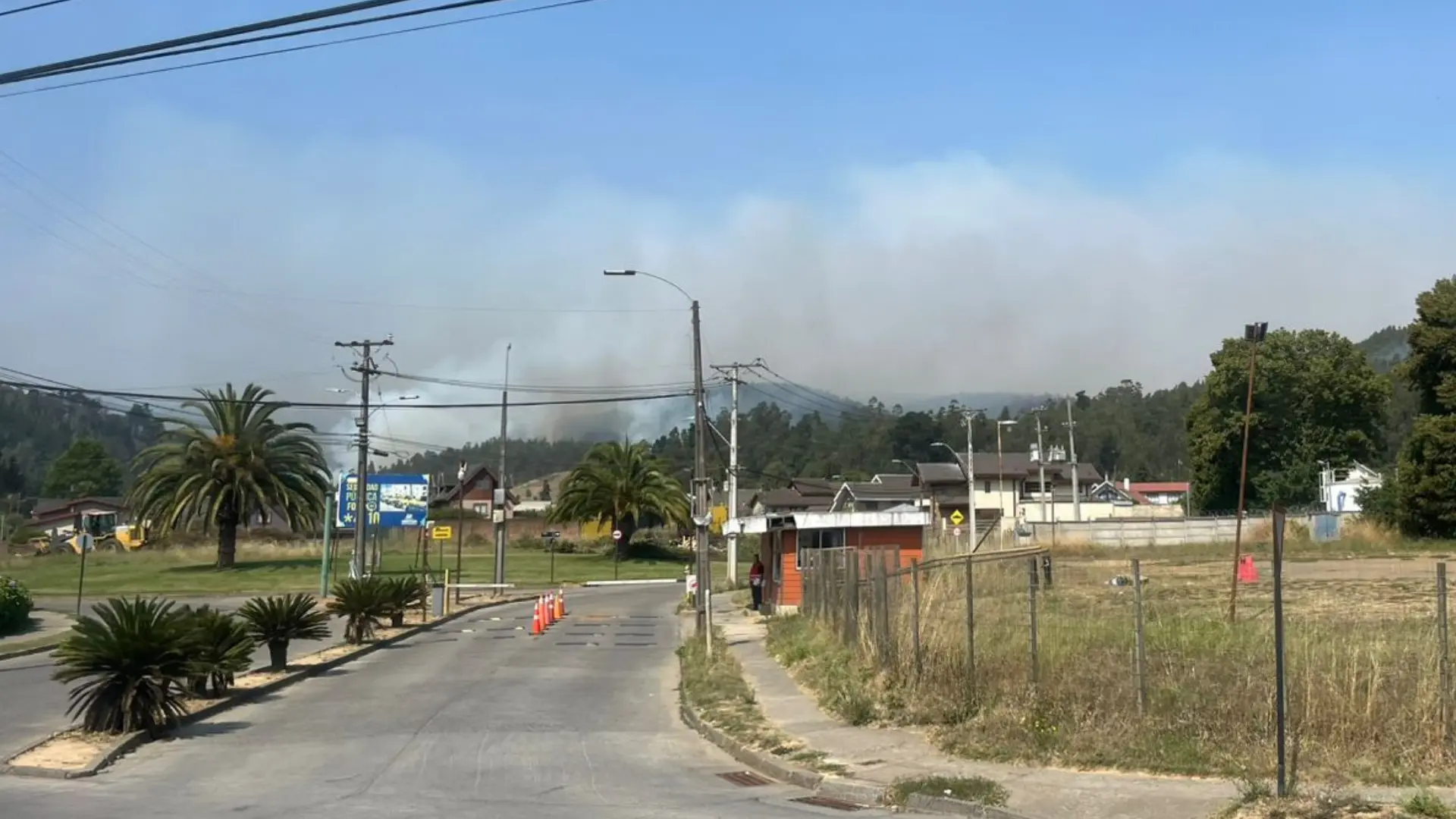 Evacuaciones por incendios forestales generan congestión en la Ruta 150: vecinos de Villa Concepción retiran objetos desde sus casas