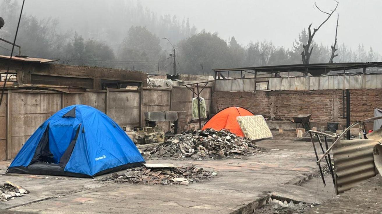 Damnificados de Lirquén duermen en carpas sobre los escombros de sus viviendas tras fatales incendios forestales