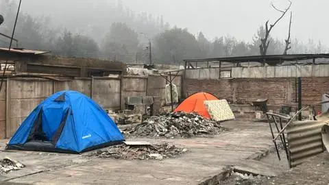 Damnificados de Lirquén duermen en carpas sobre los escombros de sus viviendas tras fatales incendios forestales