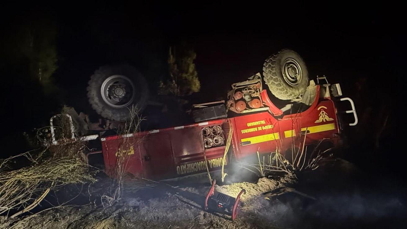 Carro de Bomberos volcó mientras voluntarios combatían foco de incendio en Florida