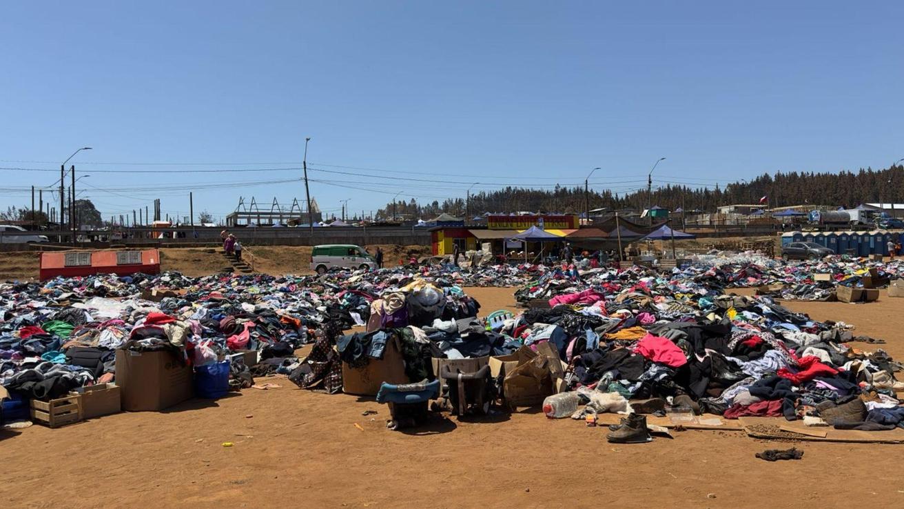 Las dos caras de la ropa donada a damnificados en Penco y Tomé: Acumulaciones son un “distractor” y un riesgo sanitario