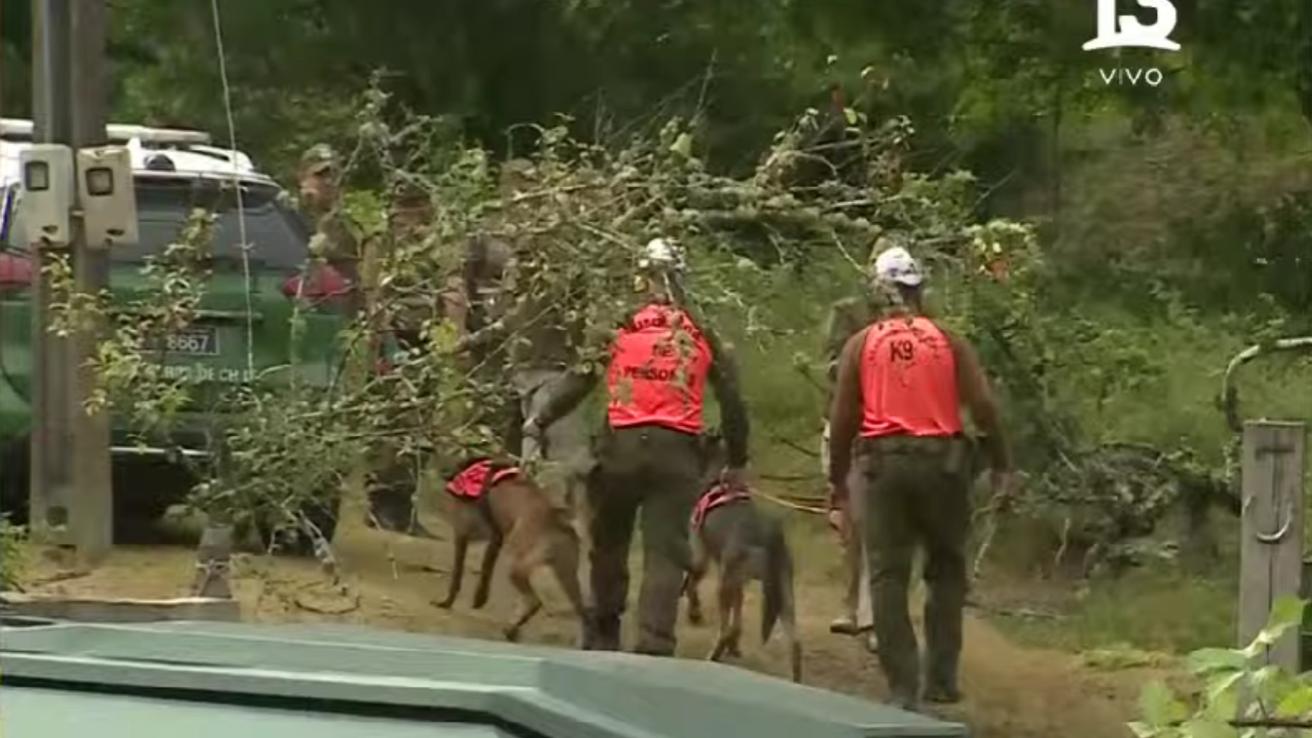 Buscan el cuerpo de Julia Chuñil con perros y robot en predio de Máfil mientras formalizan a hijos y yerno