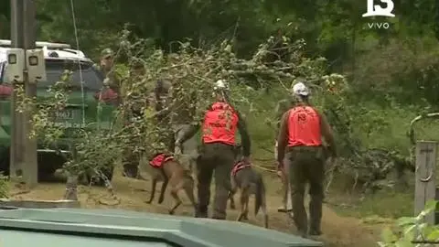 Buscan el cuerpo de Julia Chuñil con perros y robot en predio de Máfil mientras formalizan a hijos y yerno