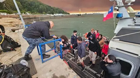 VIDEO: Armada evacuó a 47 personas de Punta de Parra por los incendios forestales