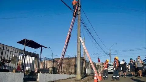 CGE completa reconstrucción de más de 40 kilómetros de red eléctrica dañada por incendios forestales en Biobío