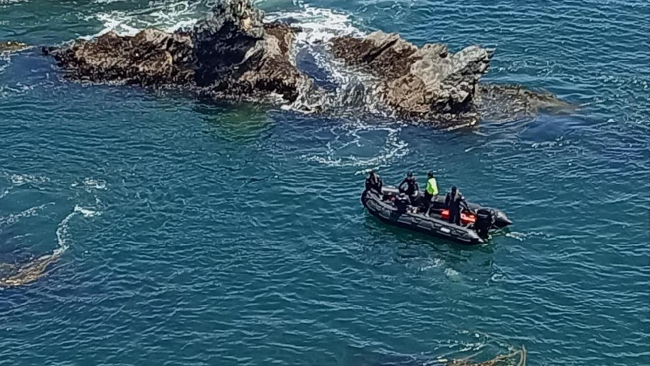 AHORA: Intensa búsqueda de recolector desaparecido tras ser arrastrado por las olas en Playa Los Burros