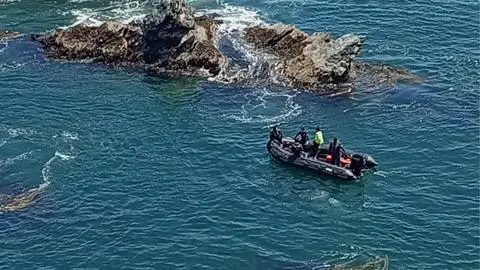 AHORA: Intensa búsqueda de recolector desaparecido tras ser arrastrado por las olas en Playa Los Burros
