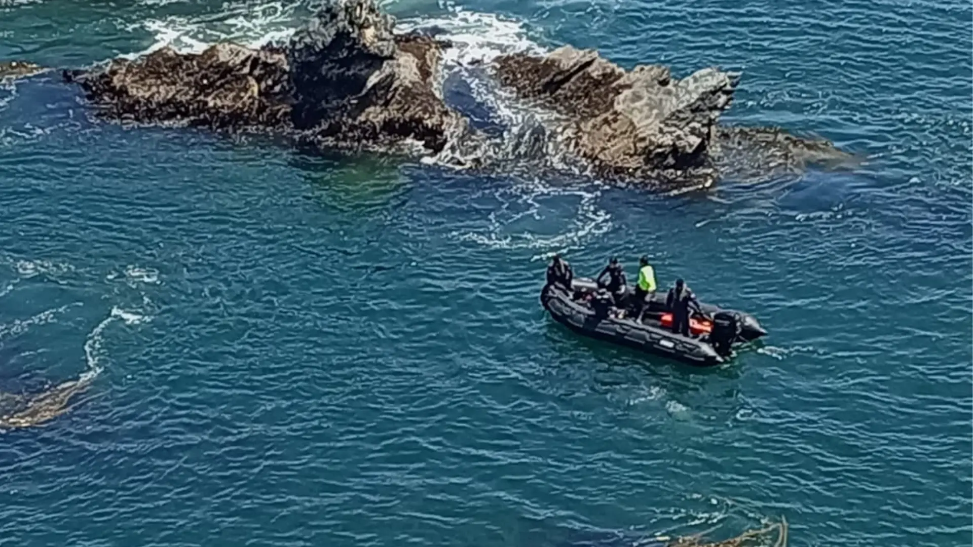 AHORA: Intensa búsqueda de recolector desaparecido tras ser arrastrado por las olas en Playa Los Burros