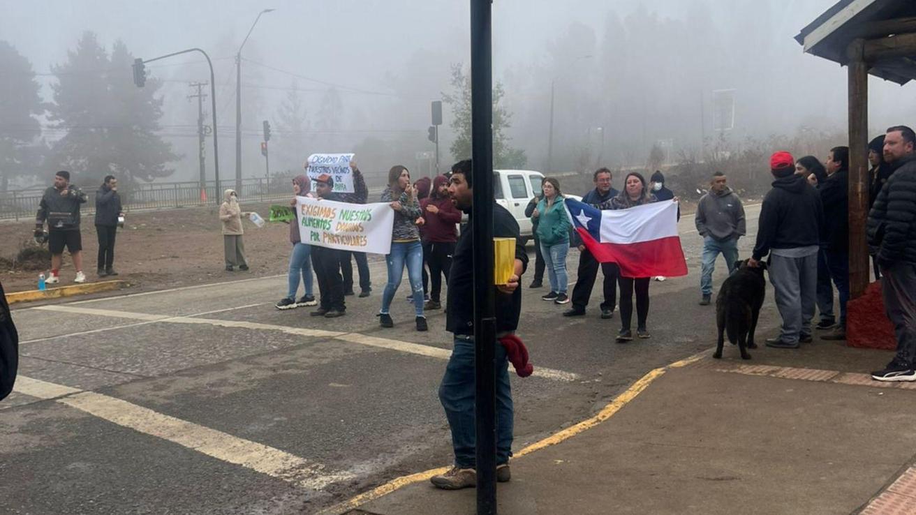 Vecinos de Punta de Parra se manifiestan por traslado de ayudas tras incendio forestal