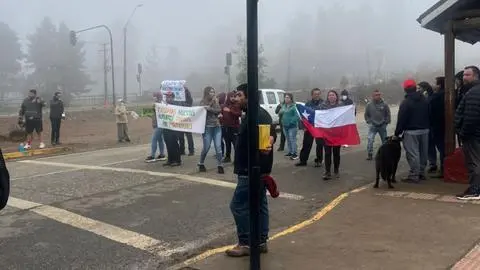 Vecinos de Punta de Parra se manifiestan por traslado de ayudas tras incendio forestal
