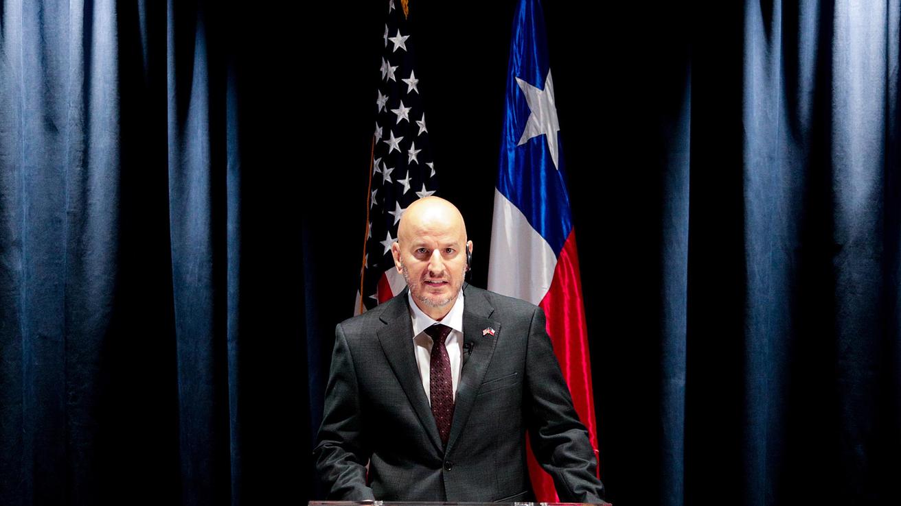 Embajador de Estados Unidos en Chile: “Nadie tiene el derecho de una visa”