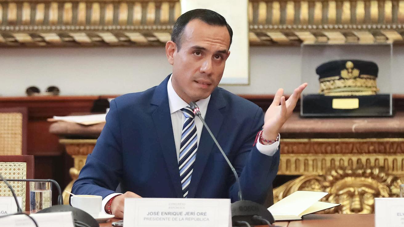 Perú: Congresistas se reunirán el martes para debatir las mociones de censura contra presidente interino