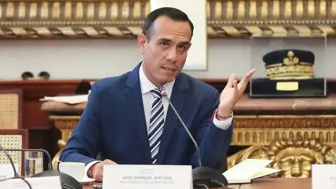 Perú: Congresistas se reunirán el martes para debatir las mociones de censura contra presidente interino