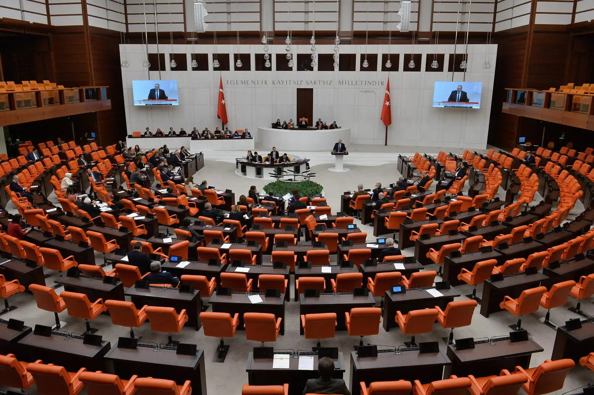 Polémico nombramiento de ministro de Justicia termina con una gresca en el Parlamento turco