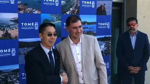 Embajada de China en Chile realizó millonaria donación en uniformes para la Escuela de Punta de Parra en Tomé