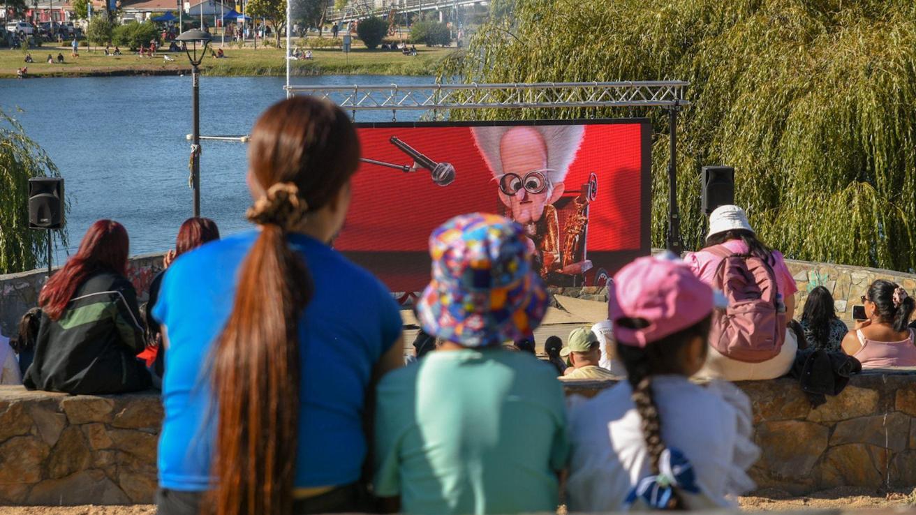 Panorama al aire libre: Cine en la Laguna Redonda regresa con funciones gratuitas para toda la familia