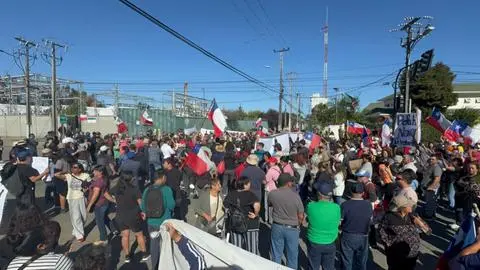 Protesta en Lirquén a un mes de los incendios: vecinos denuncian lentitud en ayudas del Gobierno