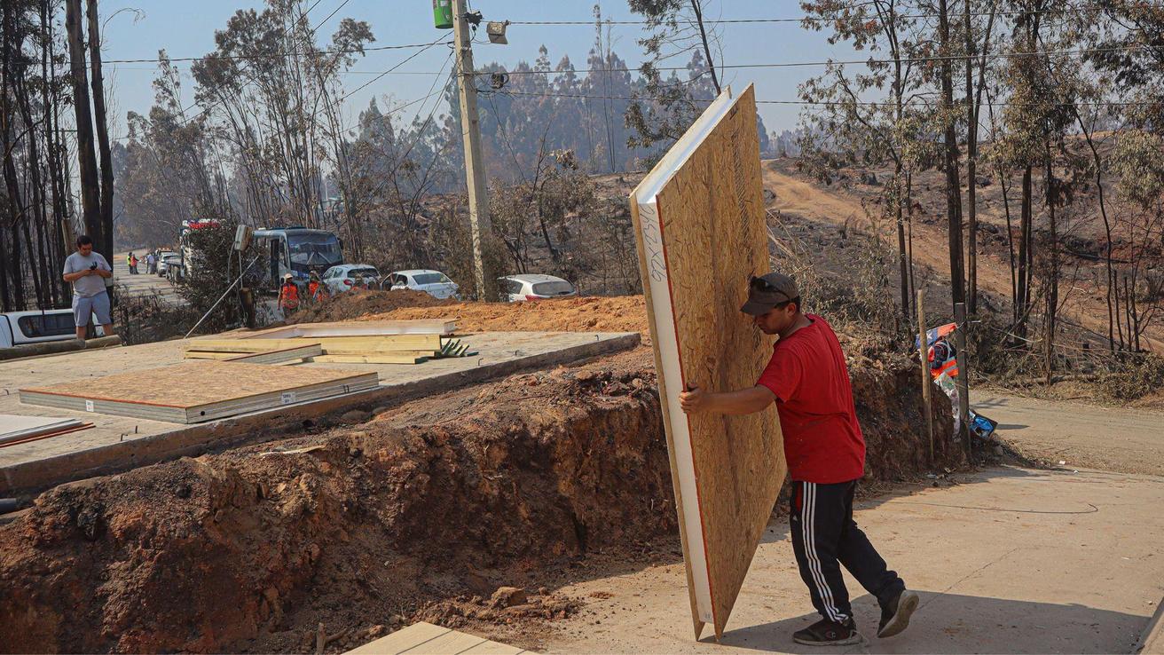 Alcalde de Penco llama a acelerar producción de viviendas y coordinar ayuda privada: “Solo se han entregado 11”