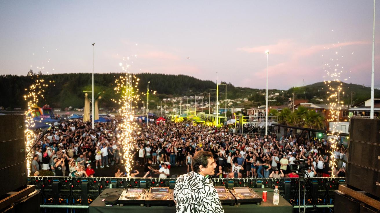 Cerca de 20 mil personas celebraron los 20 años del Festival SAB en Playa Laraquete