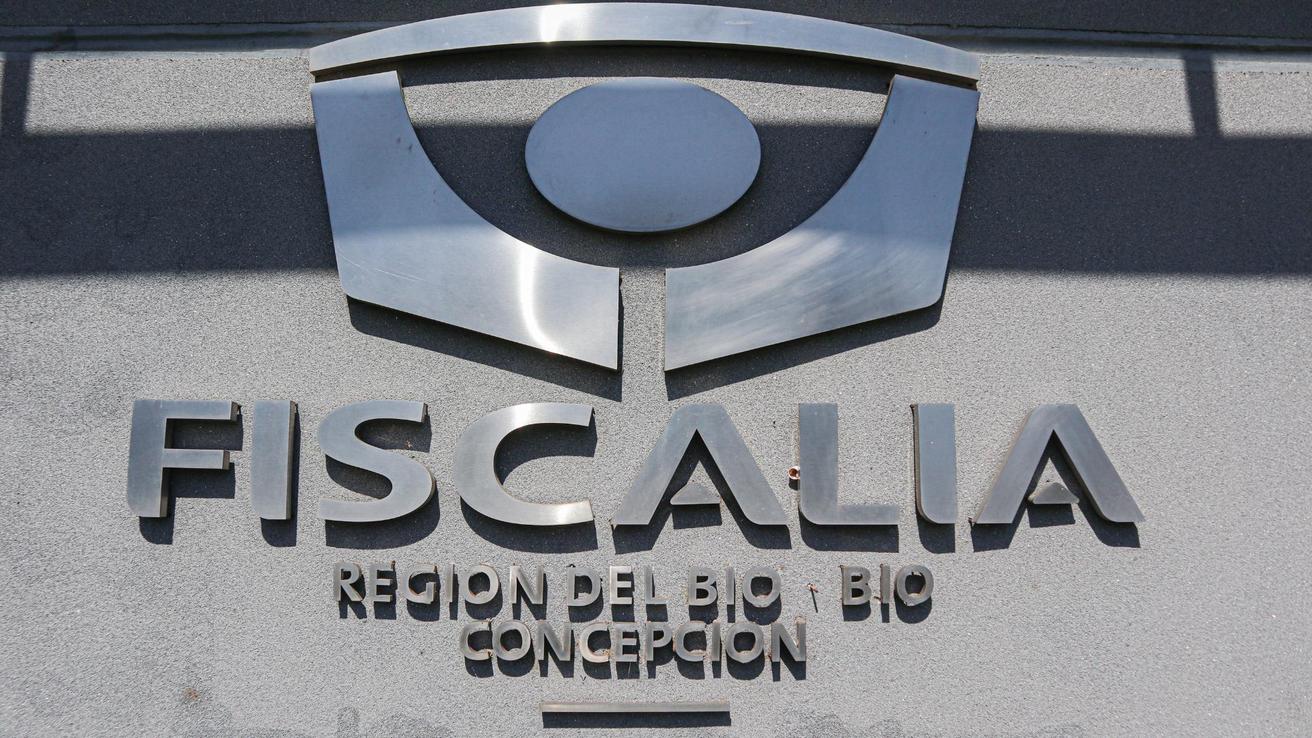 Detienen a tres abogados y un funcionario judicial por posible corrupción en Fiscalía de Los Ángeles