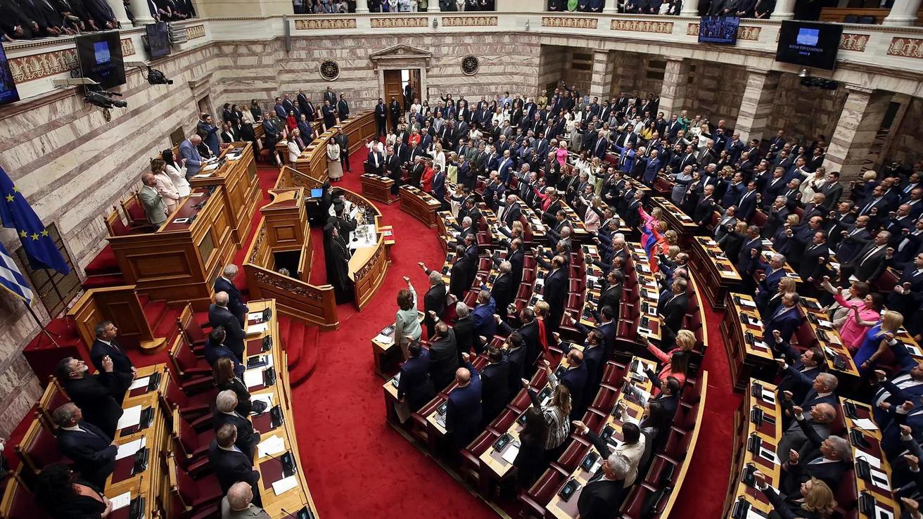 Parlamento griego aprueba cuestionada ley dirigida a inmigrantes provenientes del norte de África