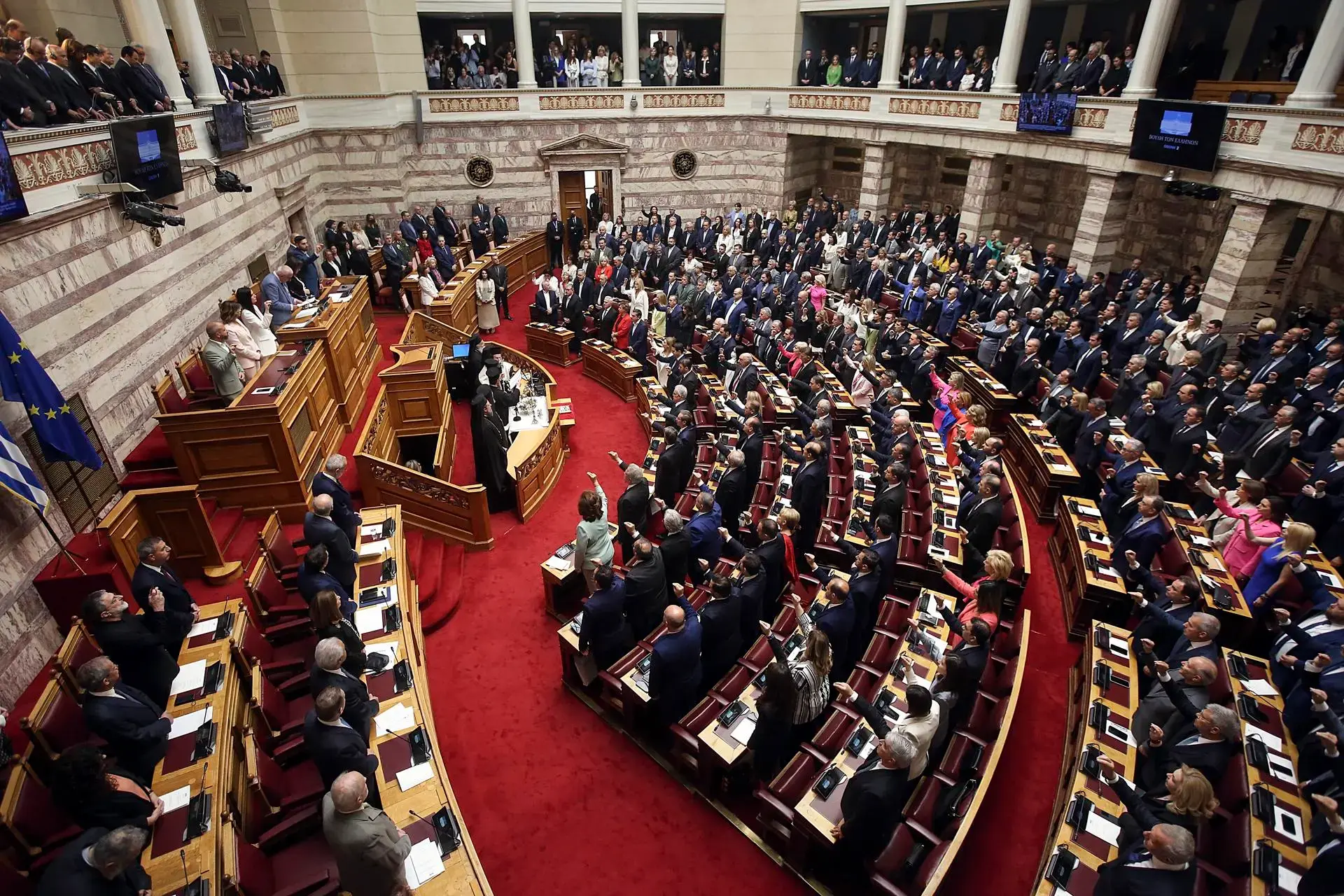 Parlamento griego aprueba cuestionada ley dirigida a inmigrantes provenientes del norte de África
