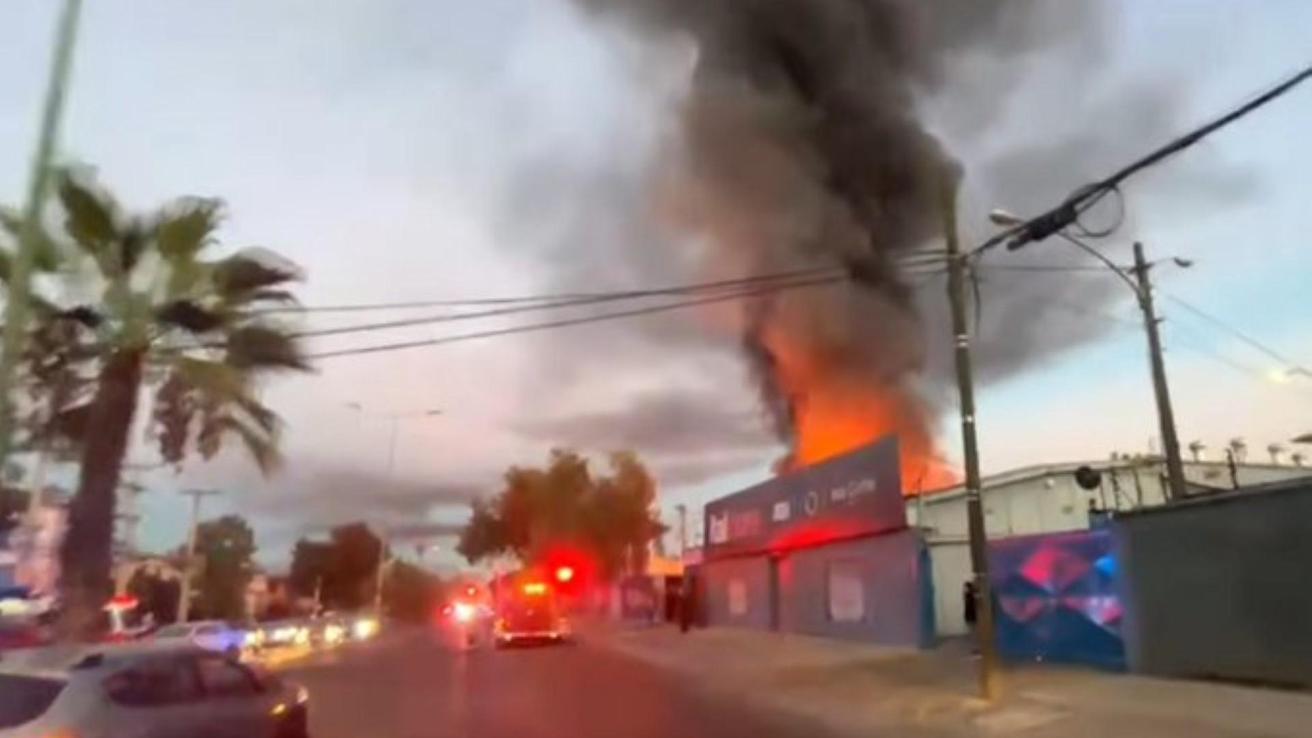 Incendio de gran magnitud afecta a una fábrica de telas durante la mañana de este jueves en la comuna de Independencia