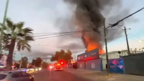 Incendio de gran magnitud afecta a una fábrica de telas durante la mañana de este jueves en la comuna de Independencia