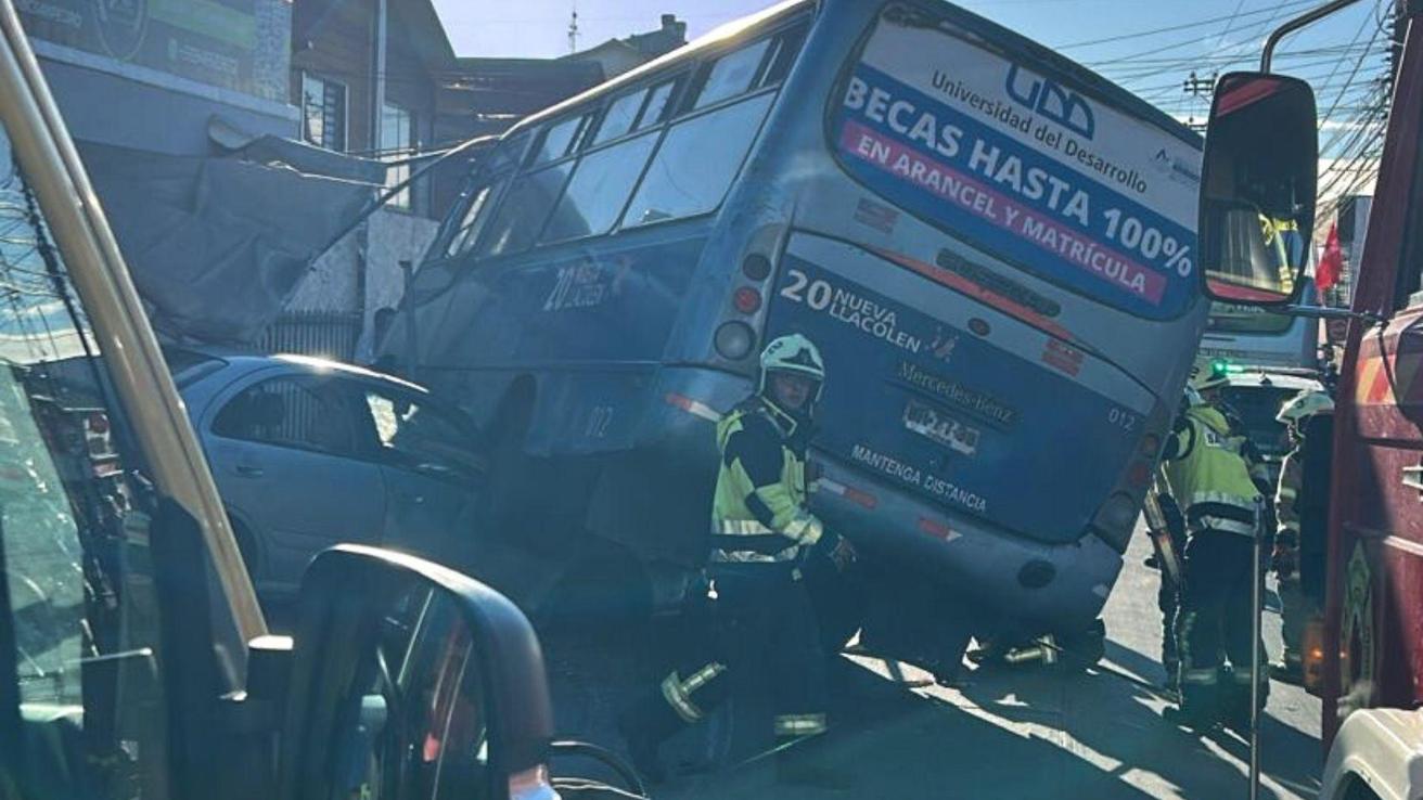 Conductor que sobrevivió tras ser aplastado por microbús cuenta que iba a visitar a su pareja afectada por incendios en Lirquén: “Estuve a centímetros de morir”