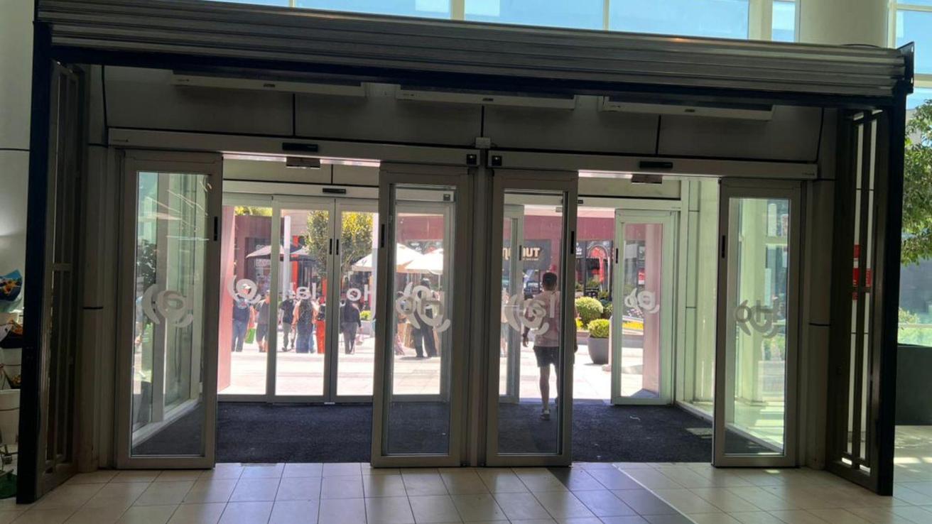 Mallplaza Trébol dijo adiós a las históricas y recordadas puertas de su acceso principal