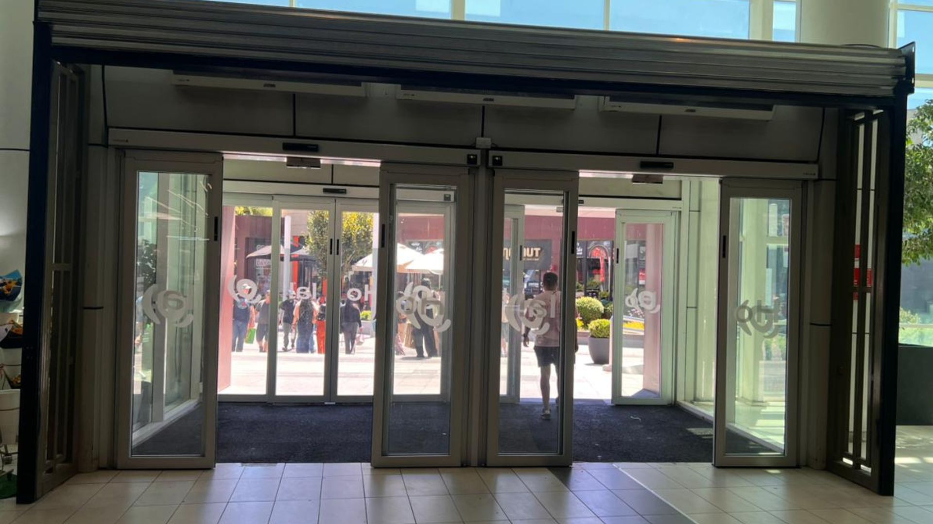 Mallplaza Trébol dijo adiós a las históricas y recordadas puertas de su acceso principal