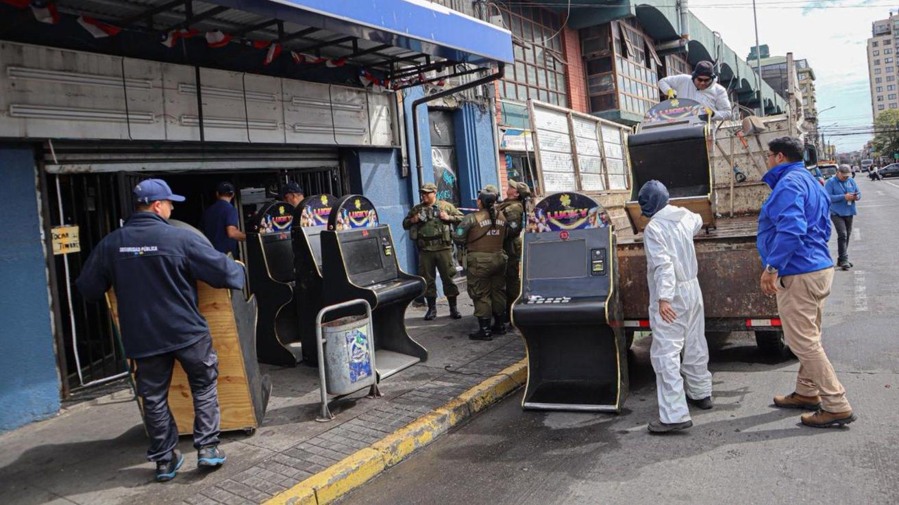 Nuevo golpe a los casinos ilegales del centro de Concepción: Clausuran local en calle Freire y decomisan 75 máquinas de azar