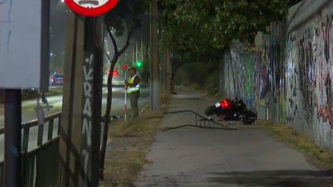 Conductora fallece tras chocar a gran velocidad contra unas barreras de contención en La Pintana