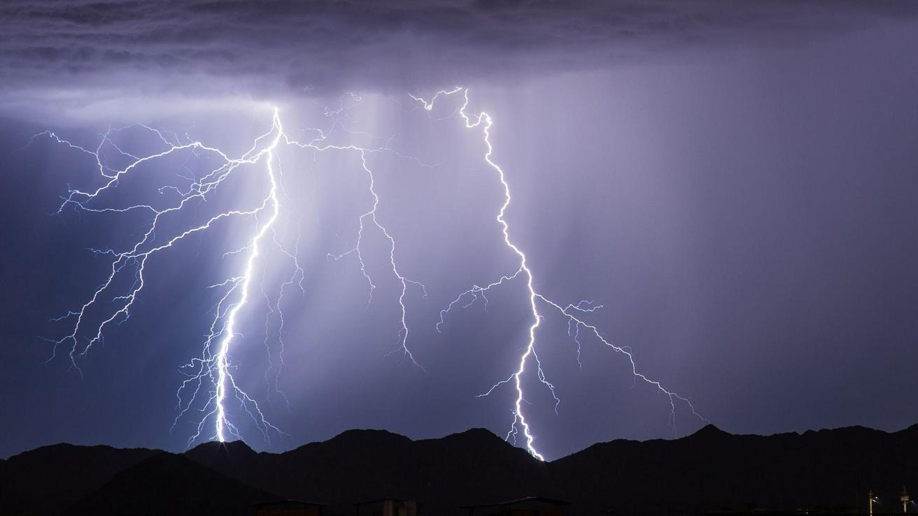 Tormentas eléctricas podrían llegar al Biobío y La Araucanía este domingo 5 de abril