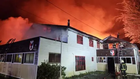 Cuatro adolescentes fueron detenidos y quedaron en libertad: Voraz incendio destruyó Colegio Bicentenario en Puerto Montt