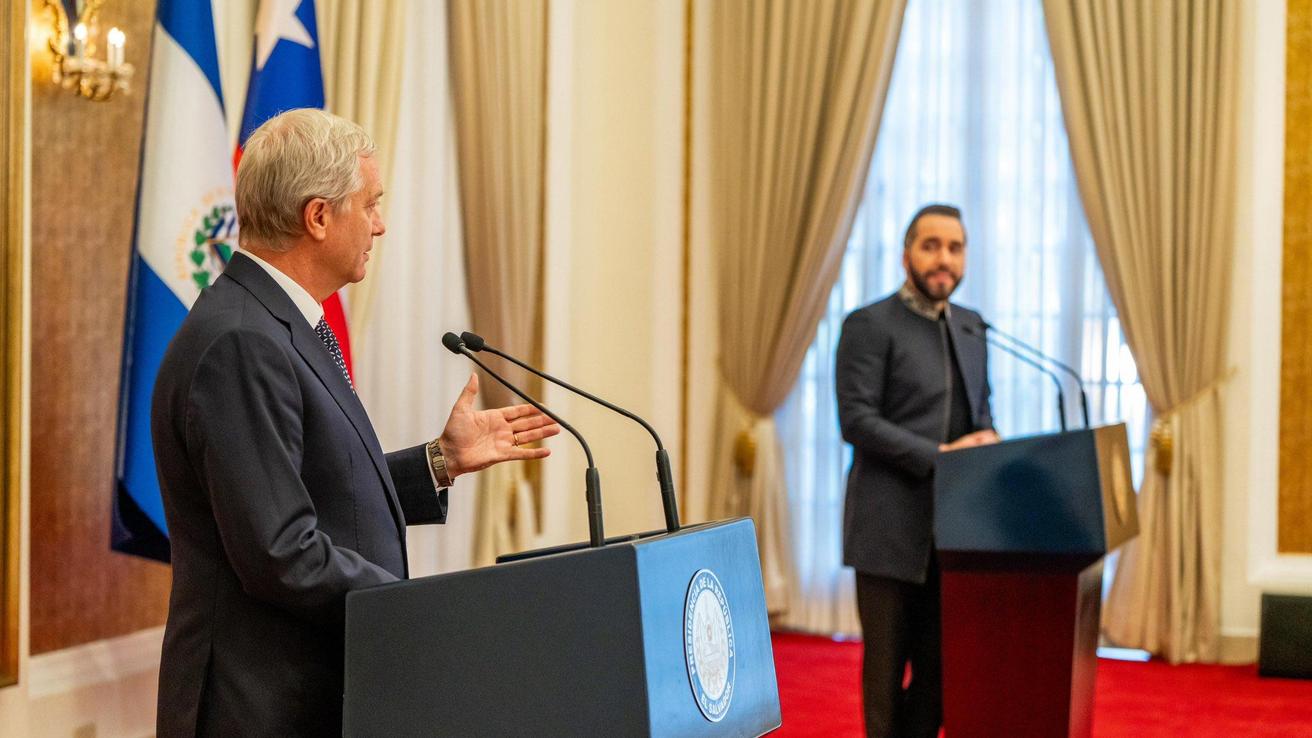 Balance encuesta Cadem: Visita de Kast a El Salvador se posiciona como la más relevante entre los encuestados