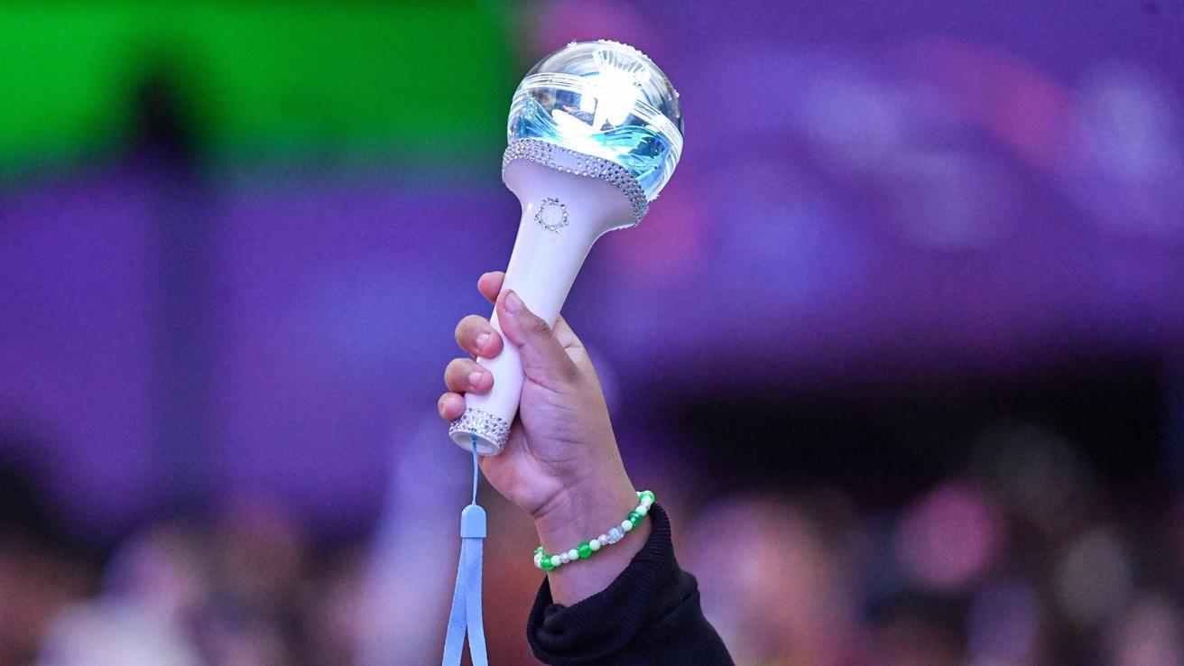 ¿Qué son los lightsticks?: Las varitas de luz que se tomaron la Quinta Vergara tras el debut del K-Pop