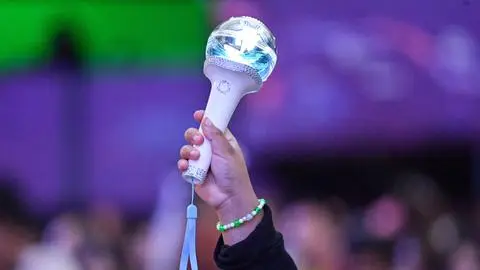 ¿Qué son los lightsticks?: Las varitas de luz que se tomaron la Quinta Vergara tras el debut del K-Pop