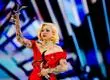 ¡Histórico!: Mon Laferte recibe la Gaviota de Platino en Viña