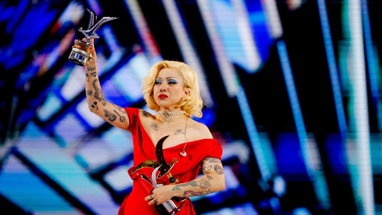 ¡Histórico!: Mon Laferte recibe la Gaviota de Platino en Viña